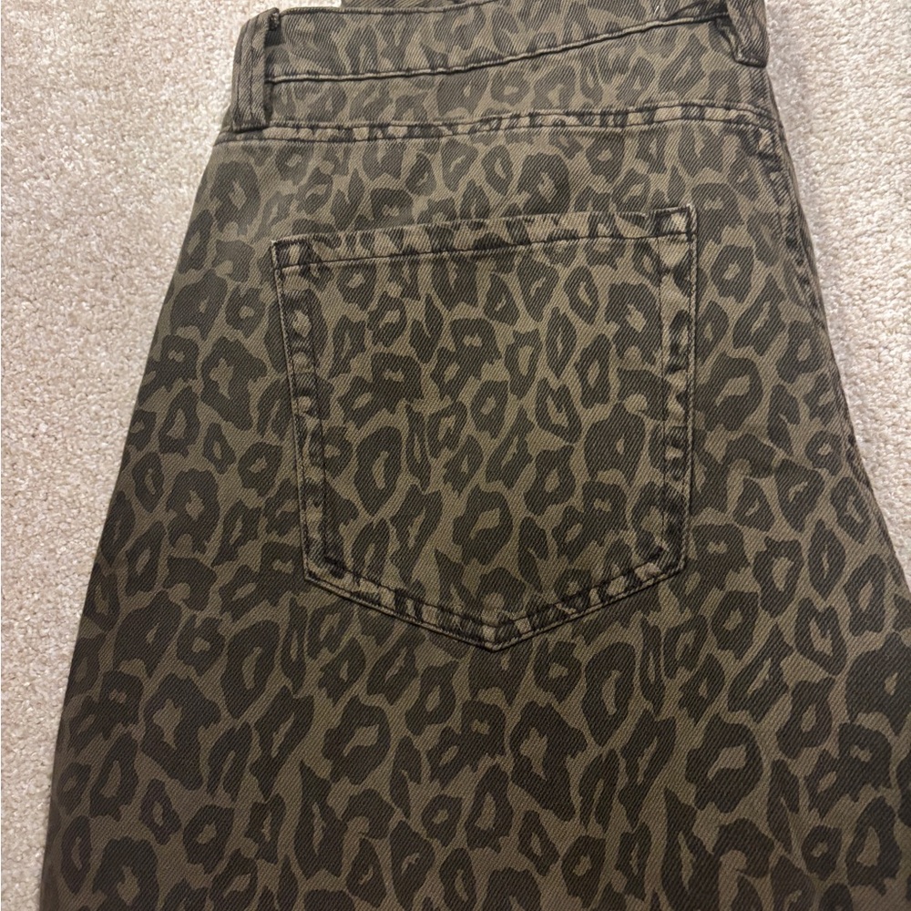 Ardene Leopard Print Barrel Jeans. Fit like a us32. Oversized. NWOT